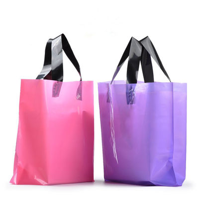 Os sacos de compras cortados para senhoras vestem-se/apoio da personalização loja de roupa