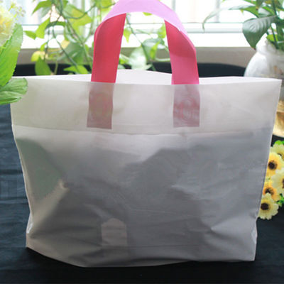 Saco plástico impermeável personalizado do presente do tamanho do retalho do sólido saco de compras branco fácil levar com um punho